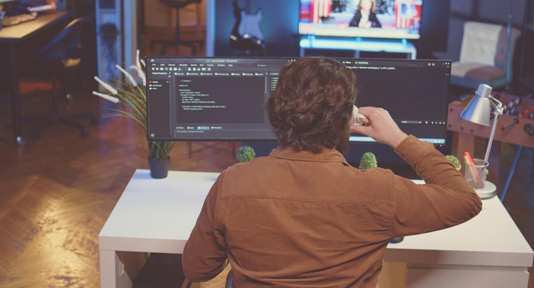 Espacio de trabajo colaborativo donde desarrolladores trabajan en proyectos de juegos móviles